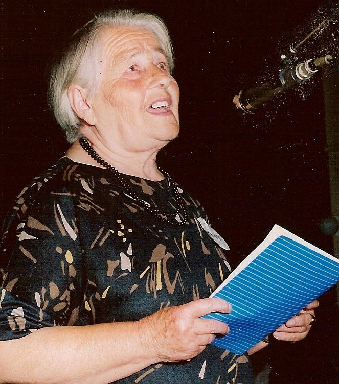 Dékány Zsuzsanna 1988-körül: Versmondó versenyen, saját versét adta elő